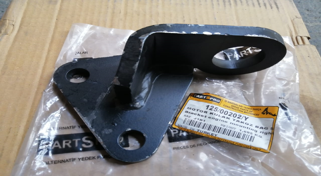 BRACKET ENGINE MOUNTING RH